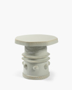 приставной столик с круглой столешницей и скульптурным основанием