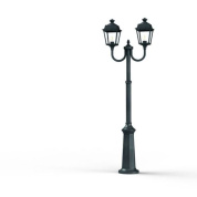 уличный фонарь с двумя рожками на тёмно-зелёной опоре