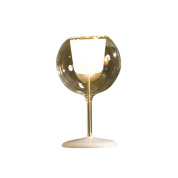 настольная лампа с округлым стеклянным абажуром и золотистым основанием