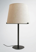 настольная лампа с коническим текстильным абажуром на круглой подставке