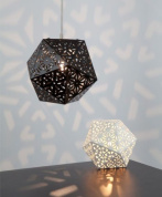 настольная лампа с декоративным металлическим корпусом геометрической формы