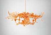 подвесная люстра с декоративными листовыми элементами на цепи