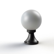 садовый фонарь с шарообразным плафоном из матового стекла на чёрной опоре