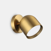 настенный светильник из матовой латуни с наклонным рассеивателем