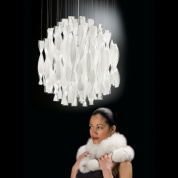 люстра с подвесами из хрусталя на круглой платформе