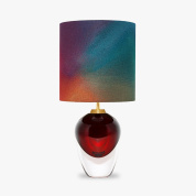 настольная лампа с градиентным абажуром и красным стеклянным основанием