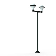 уличный фонарь с двумя рожками и полусферическими плафонами на чёрной стойке