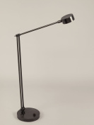 торшер с поворотным кронштейном и узким направленным плафоном в бронзовом исполнении