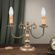 двухламповый настольный светильник с рожковой латунной арматурой