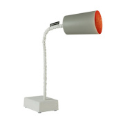 настольный светильник с цилиндрическим металлическим абажуром на опоре