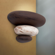 настенный светильник с объёмными камнеподобными элементами тёплого оттенка