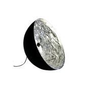 торшер с куполообразным корпусом серебристого оттенка и текстурированным отражателем