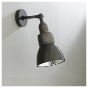 настенный светильник с металлическим плафоном в индустриальном стиле