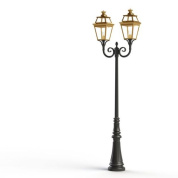 двойной фонарный столб золотистого цвета с прозрачными плафонами