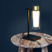 настольный светильник с цилиндрическим стеклянным плафоном и квадратной подставкой