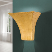 настенное бра с широким веерообразным металлическим корпусом в золотистой отделке