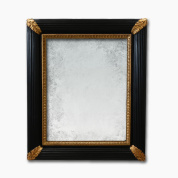 прямоугольное настенное зеркало с чёрной рамой и золотыми уголками