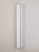 настенный светильник для ванной из никеля с узким вертикальным стеклянным рассеивателем