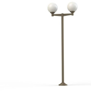 двухрожковый фонарный столб с опаловыми плафонами песочного оттенка