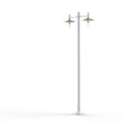 двойной уличный фонарь на белом столбе