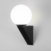 уличный настенный светильник с шарообразным матовым стеклянным плафоном на треугольном кронштейне