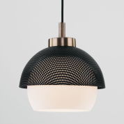 подвесной светильник с полусферическим металлическим плафоном и матовым стеклянным рассеивателем