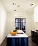 подвесной линейный светильник для освещения обеденной зоны с направленным вниз светом