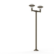 уличный фонарь с двумя рожками и матовыми плафонами на песочной стойке