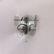 настенный светильник с двумя стеклянными плафонами в хромовом корпусе