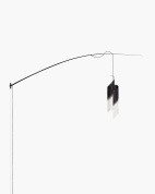 настенный светильник с изогнутым выносным кронштейном и подвесным источником света