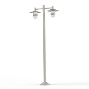 уличный фонарный столб с четырьмя плафонами на перекладине