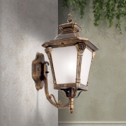 уличный настенный светильник с направлением света вверх и прозрачными стеклянными панелями в патине