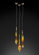 подвесной светильник с несколькими стеклянными каплевидными элементами