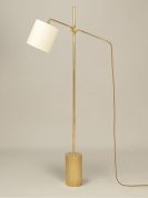 торшер с изогнутой стойкой и тканевым абажуром из латуни