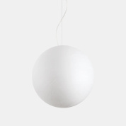 подвесной светильник с большим шаром из белого стекла на тросе