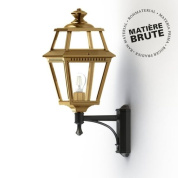 настенный фонарь латунного цвета с геометрическим корпусом и прозрачными вставками