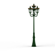 четырехрожковый уличный фонарь зеленого цвета на высокой опоре