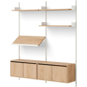 настенная система хранения с открытыми полками и двумя дубовыми шкафами