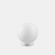 настольная лампа с шарообразным плафоном из матового стекла