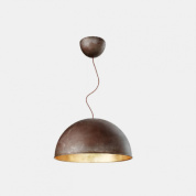 подвесная люстра с куполообразным плафоном из тёмного металла с внутренним золотистым отражением