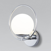 настенное бра с шарообразным стеклянным плафоном в круглой декоративной рамке