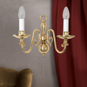 двухламповое настенное бра с выгнутой арматурой и свечевидными источниками света