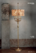 торшер с ажурным цилиндрическим абажуром и декоративными подвесками на металлической стойке