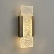 настенный светильник с изогнутым плафоном из светопропускающего стекла