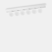 потолочный светильник с шестью белыми плафонами на прямой планке