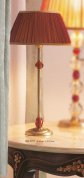 настольная лампа с бордовым абажуром и подвесками