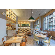 одноламповый подвесной светильник с крупным металлическим плафоном и защитной клеткой