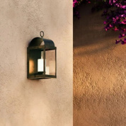 настенный уличный фонарь из латуни с металлическим корпусом и стеклянным плафоном