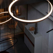 потолочный светильник кольцевой формы из алюминия черного цвета