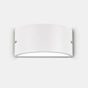 настенный светильник белого цвета с плавной изогнутой формой корпуса и равномерной подсветкой